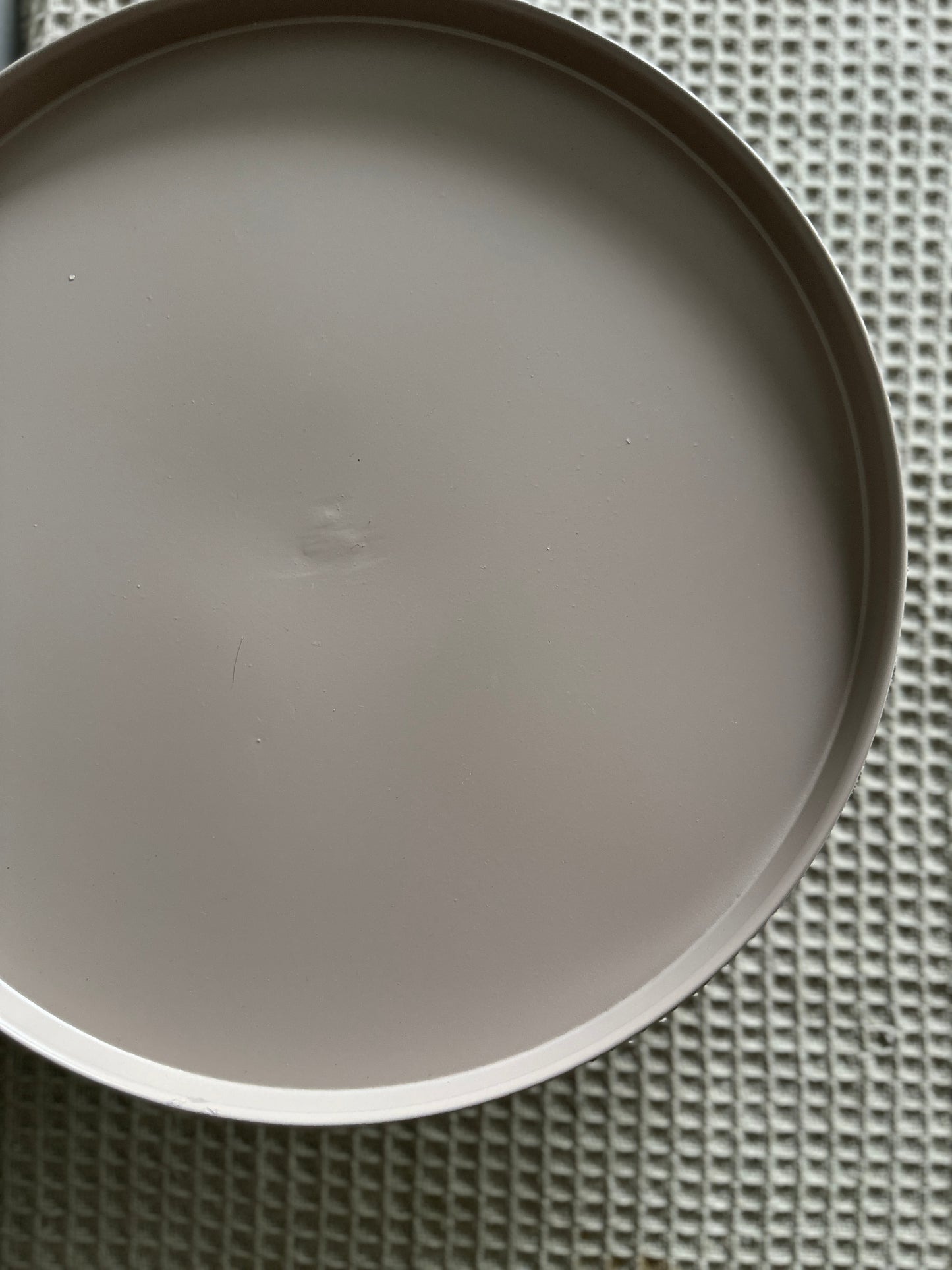 Round black tray