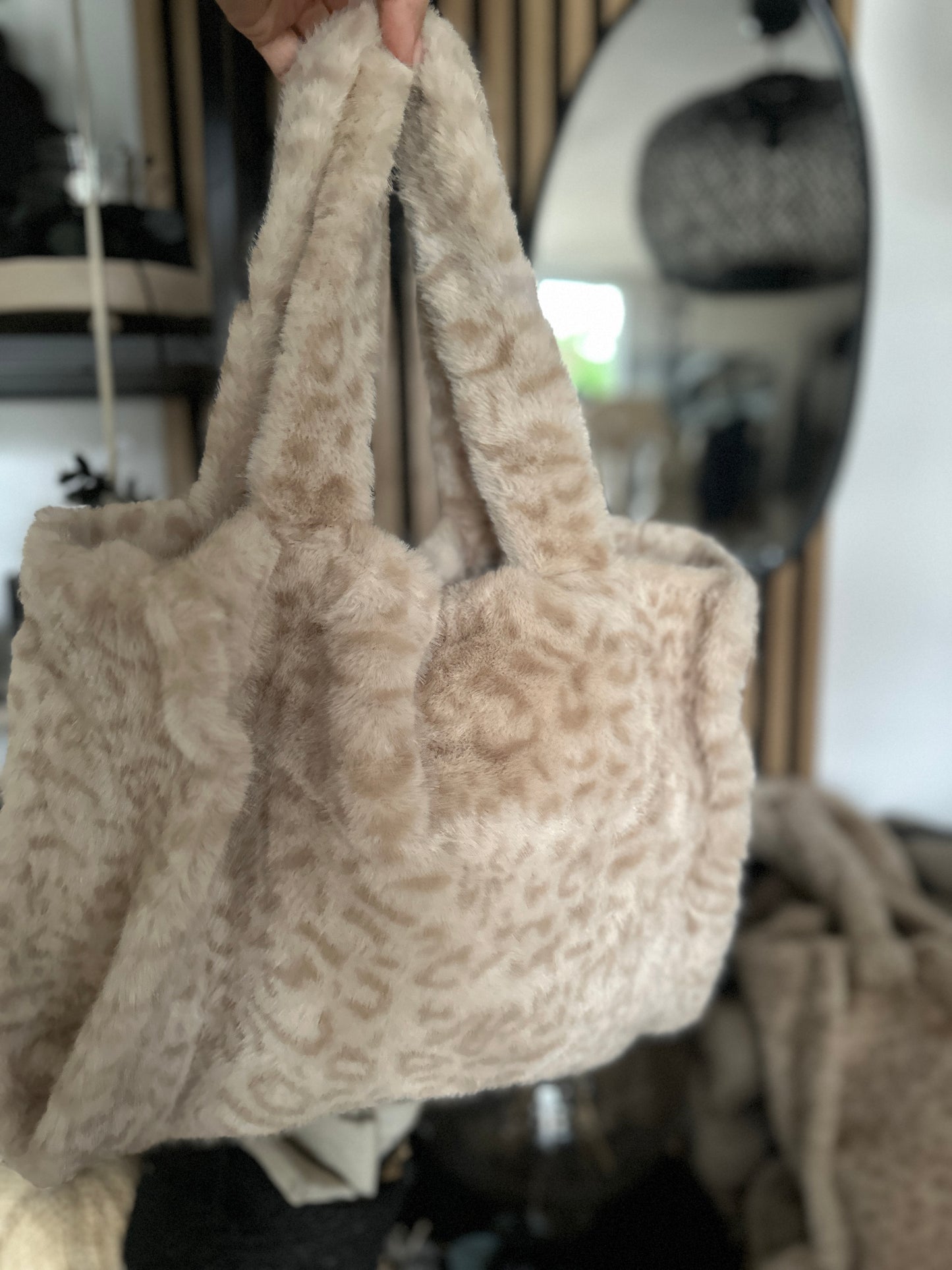 b a g. fake fur l e o