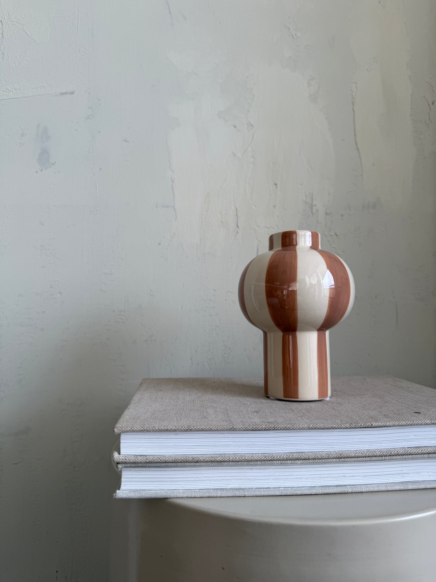 Vase. b r o w n.  stripes