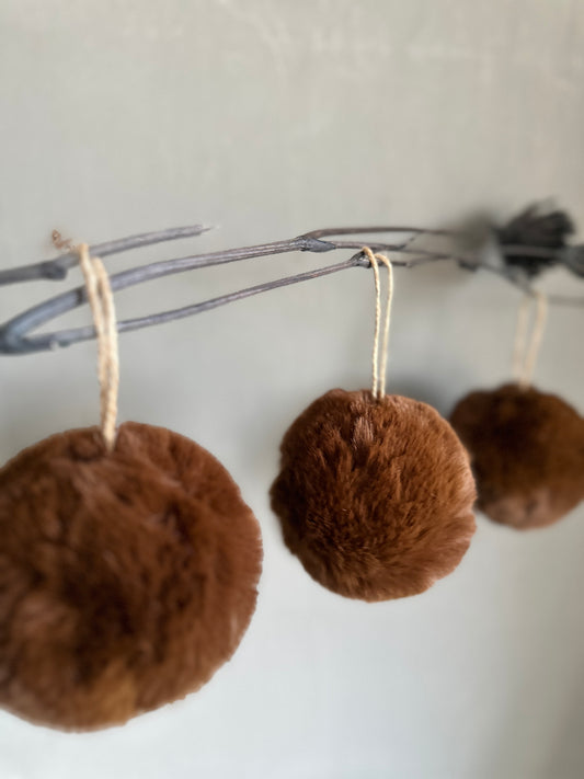 f a k e. fur. -balls