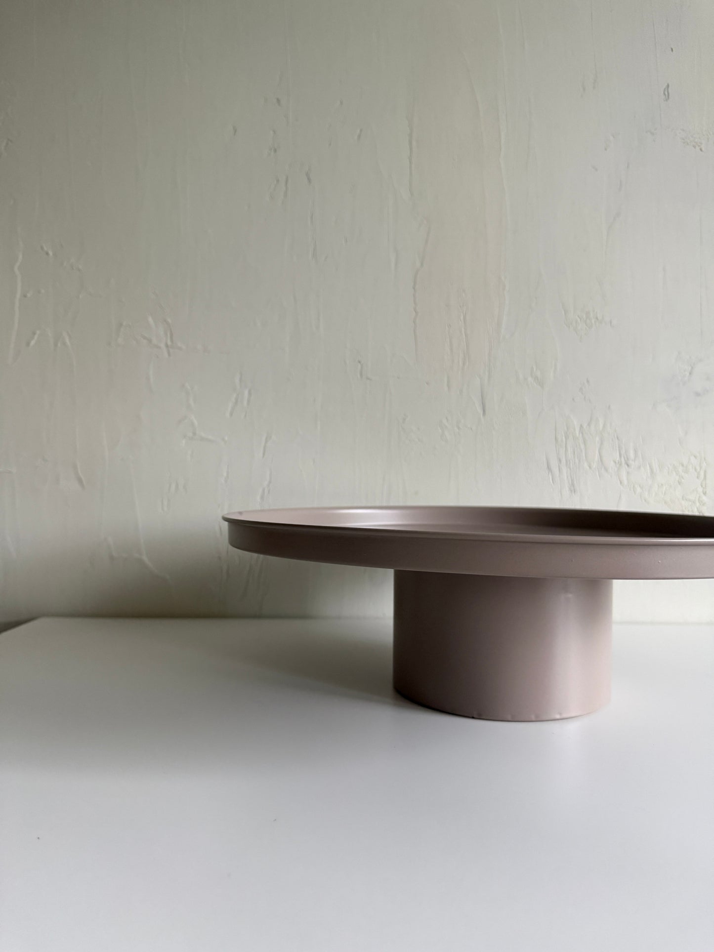 Round black tray