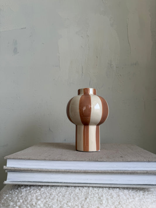 Vase. b r o w n.  stripes