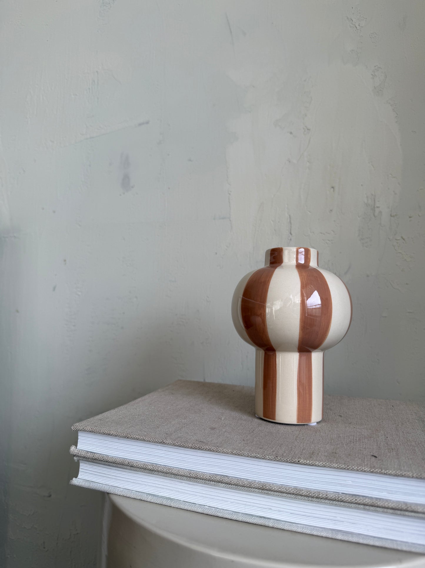 Vase. b r o w n.  stripes