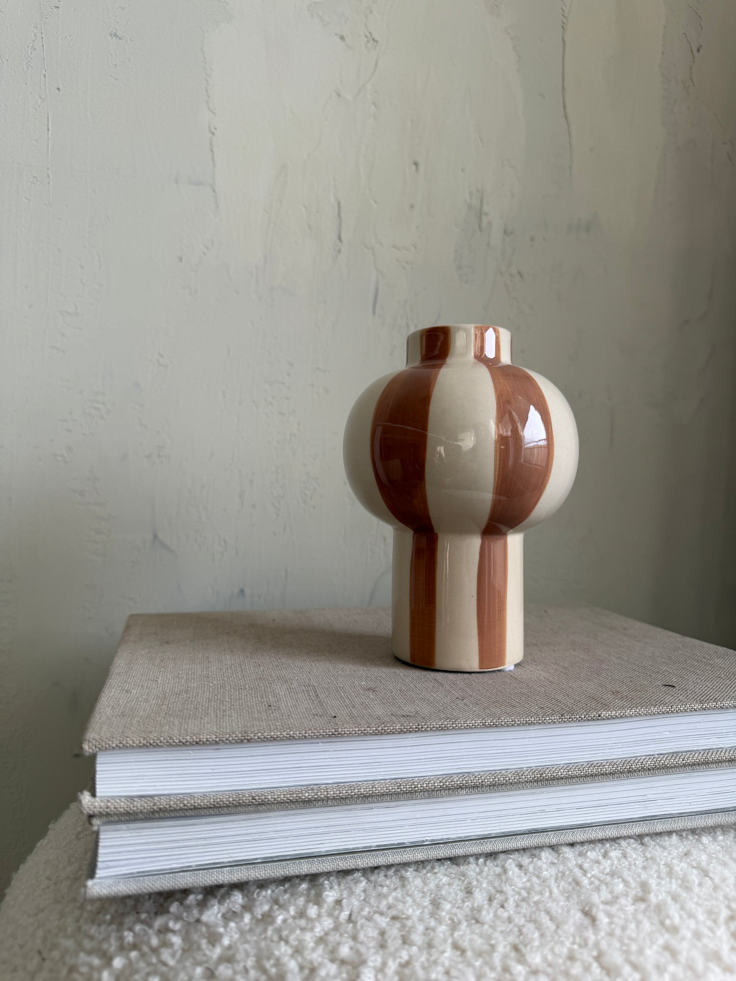 Vase. b r o w n.  stripes