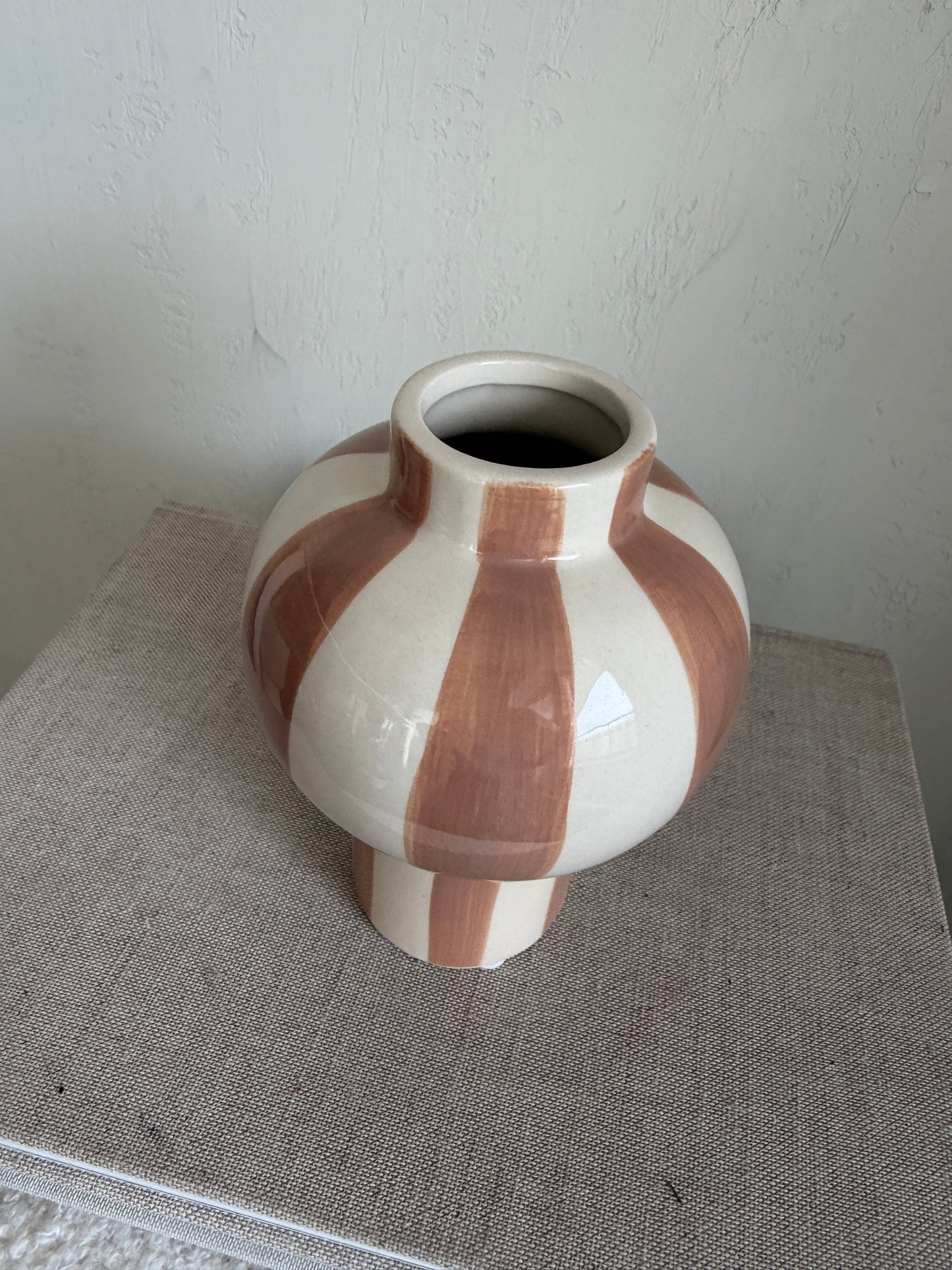 Vase. b r o w n.  stripes