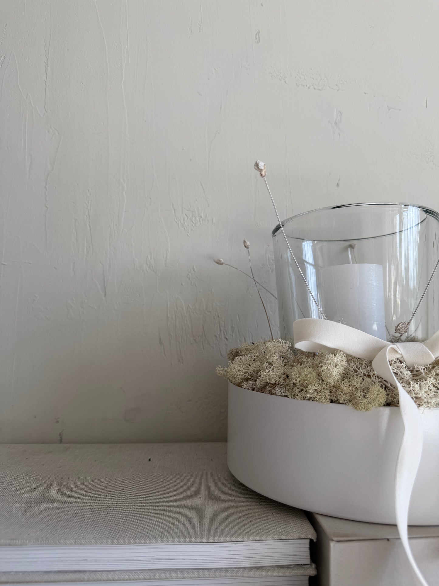 white | l i g h t