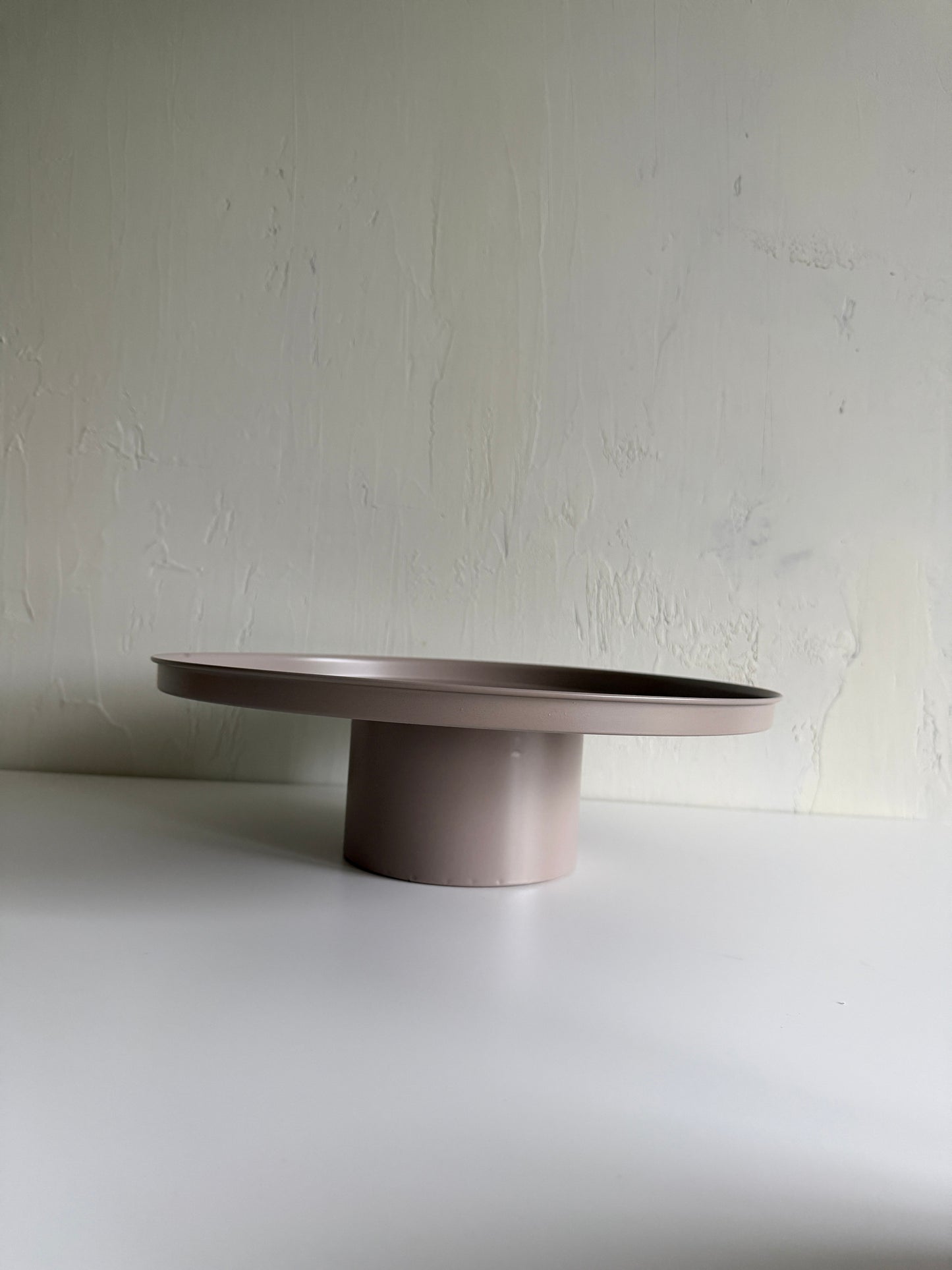 Round black tray