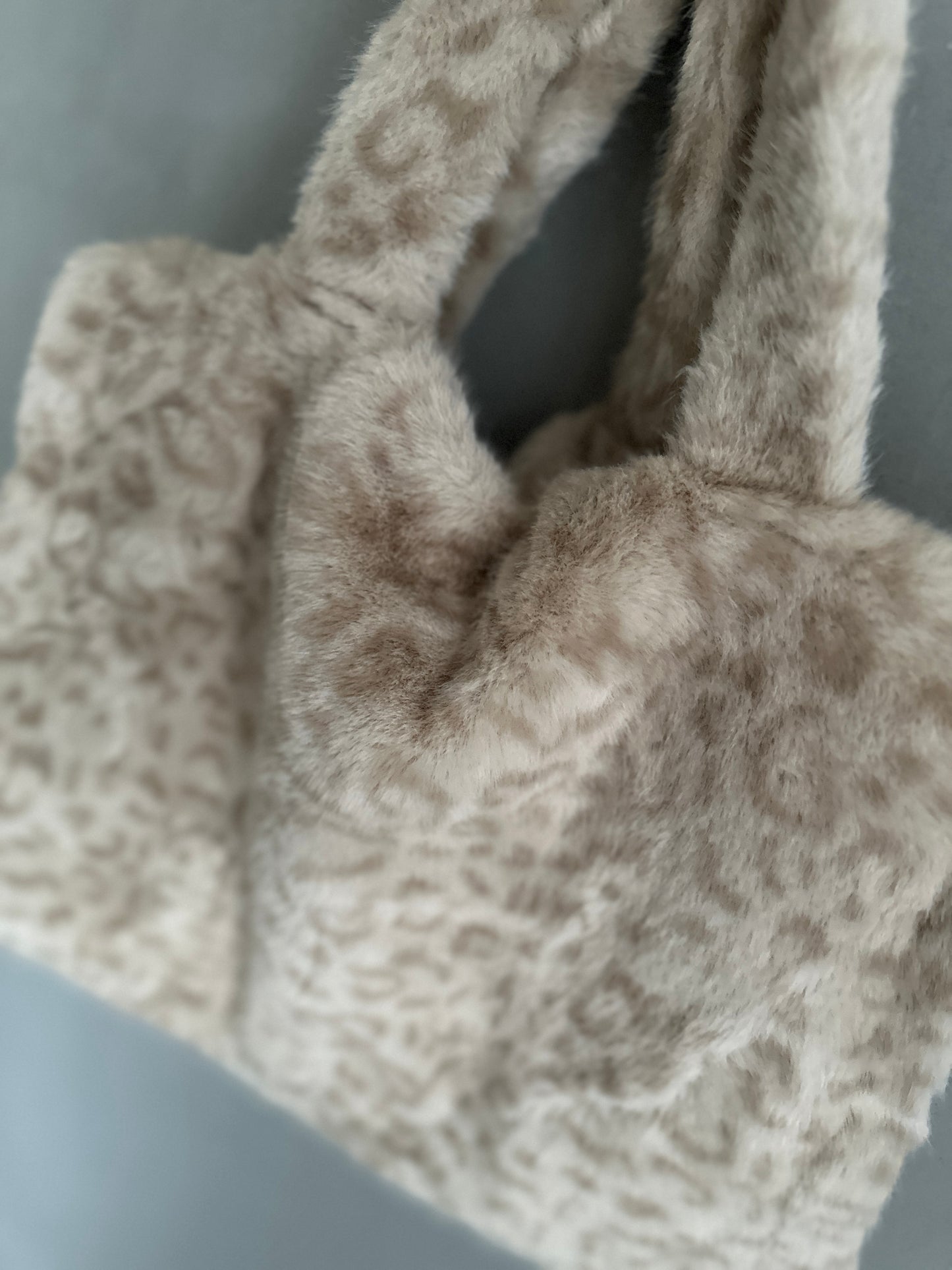 b a g.  fake fur l e o