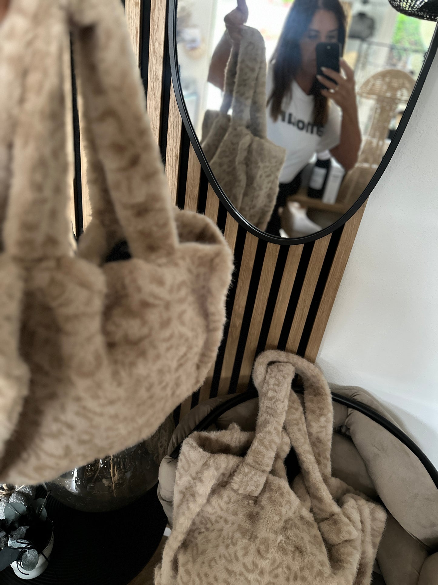 b a g.  fake fur l e o