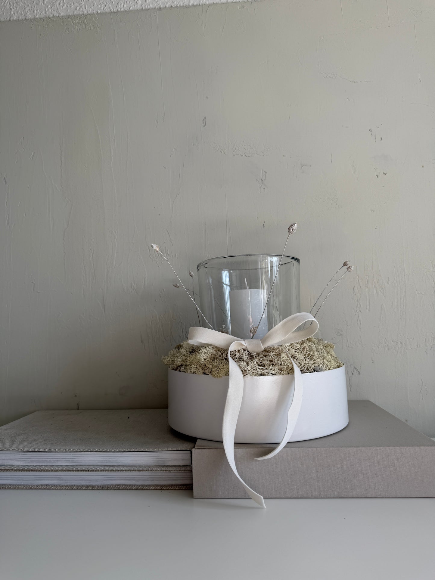 white | l i g h t