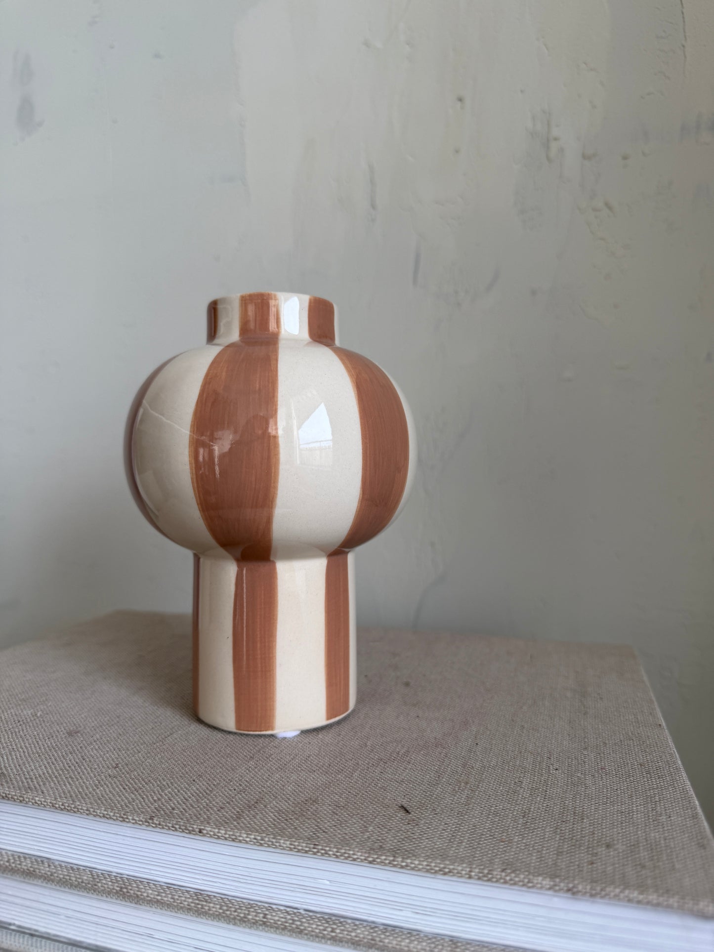 Vase. b r o w n.  stripes