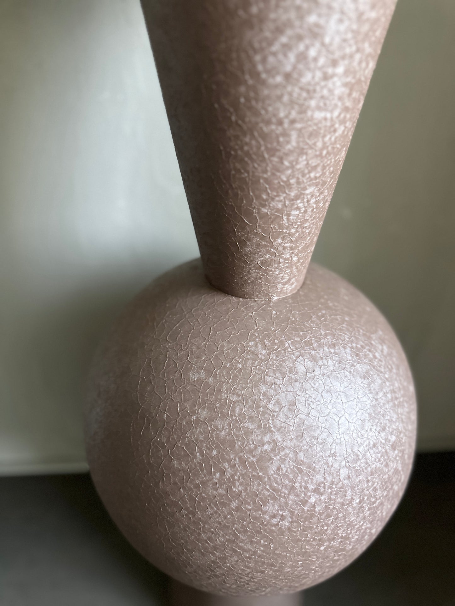 b r o w n.  vase