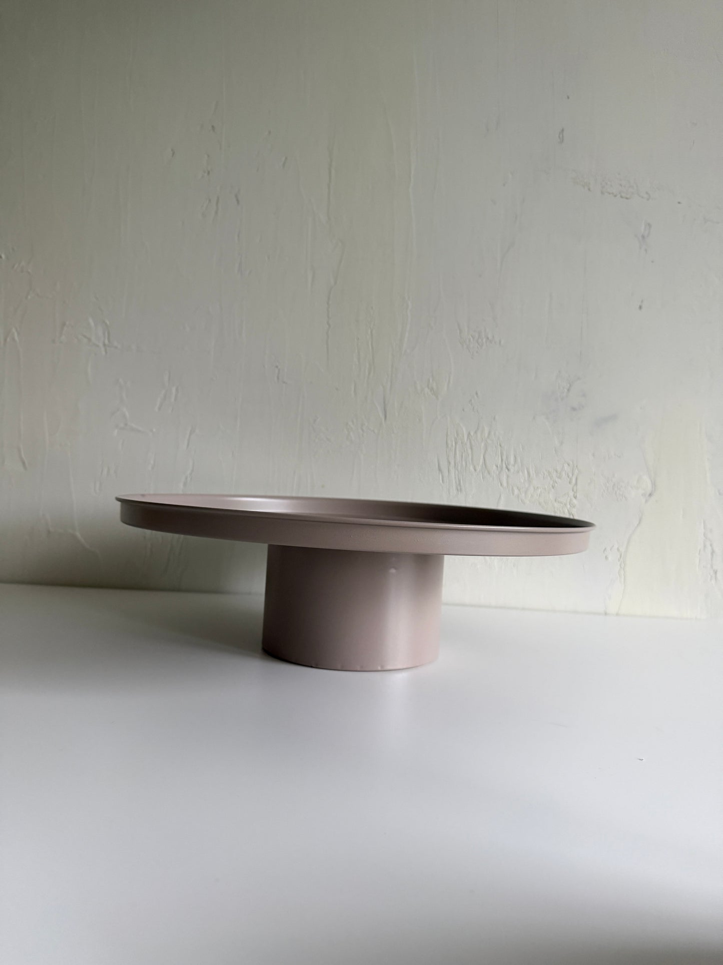 Round black tray