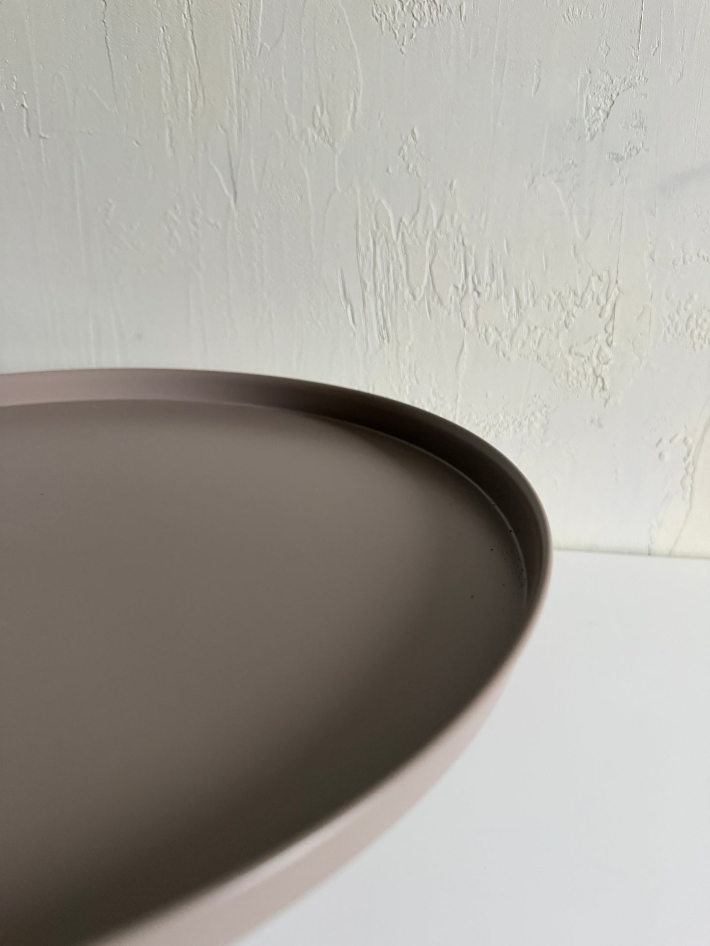 Round black tray