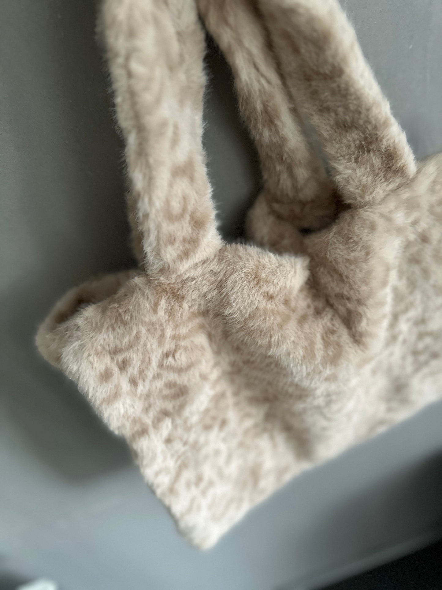 b a g.  fake fur l e o