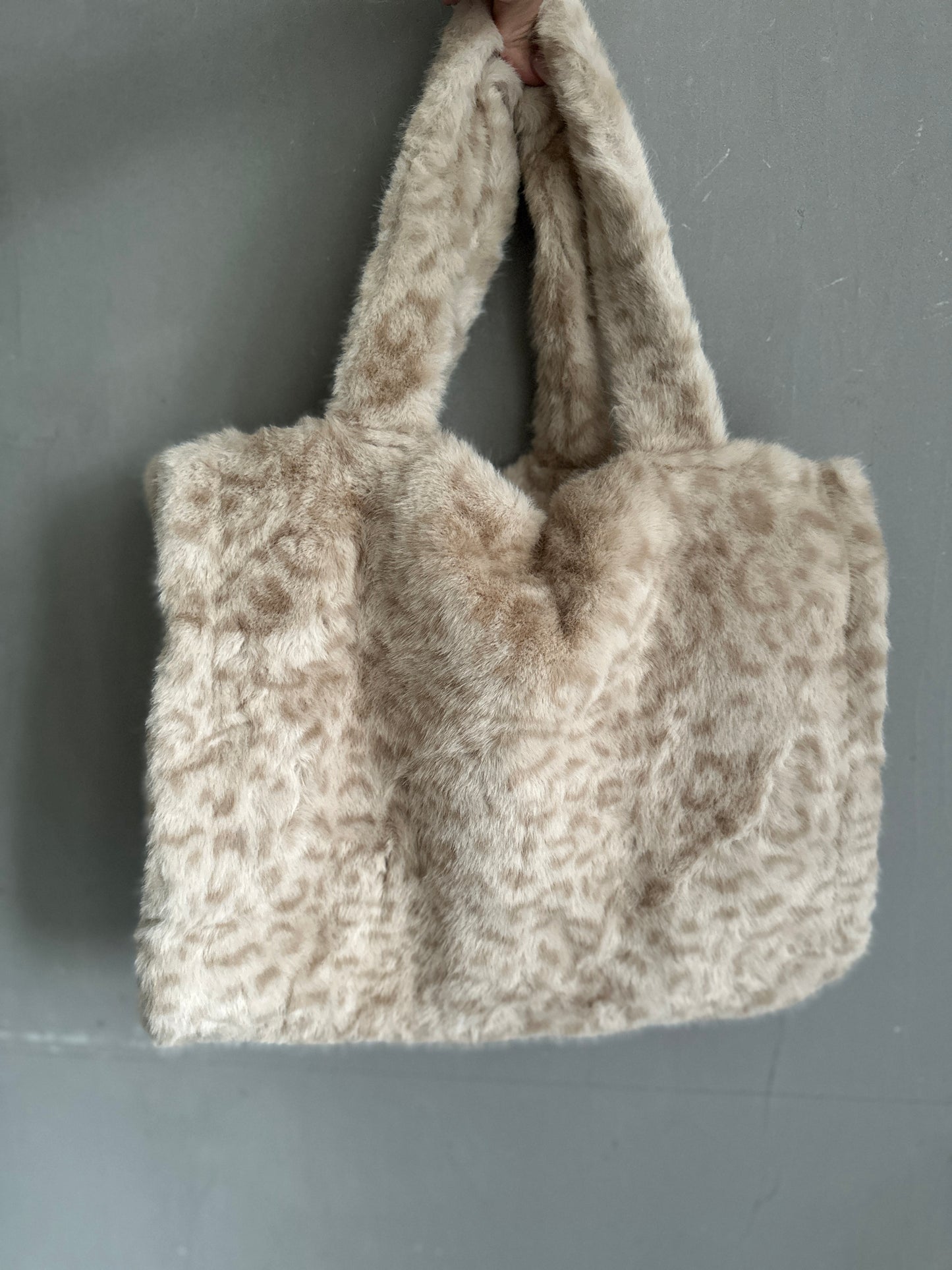 b a g.  fake fur l e o