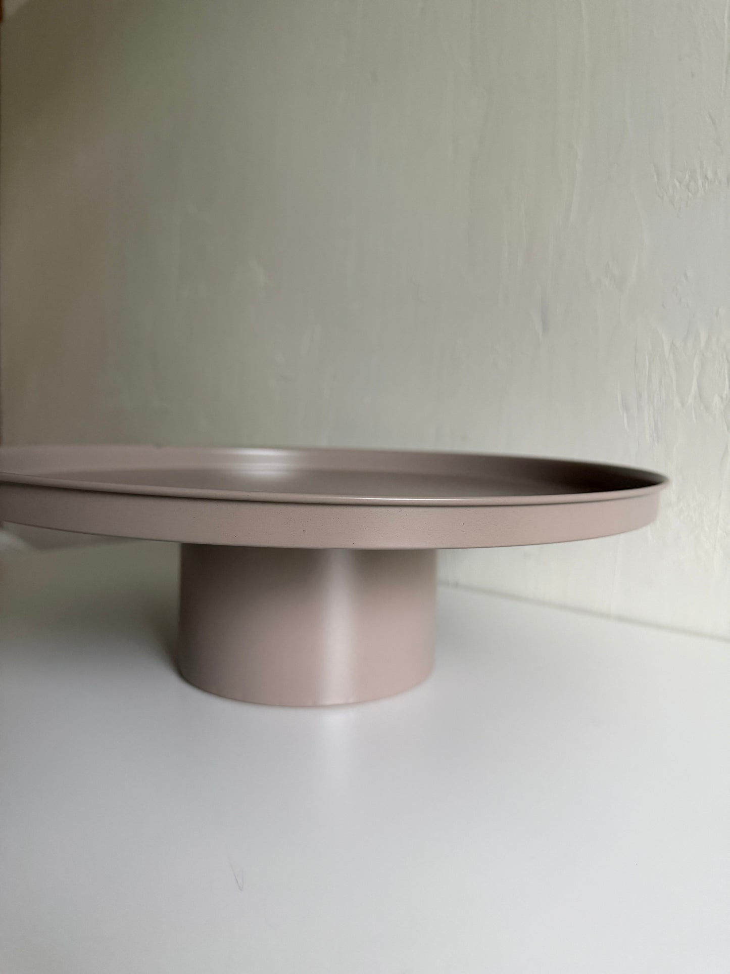 Round black tray