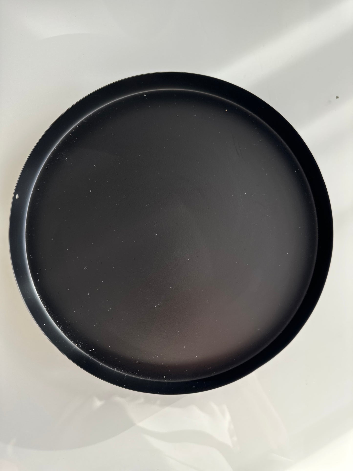 Round black tray